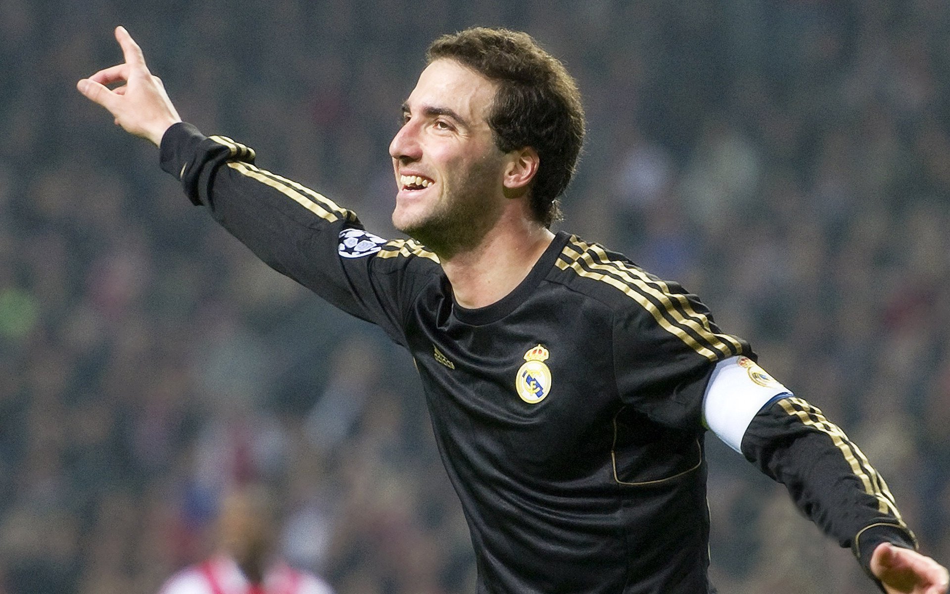 新西兰全黑队的进攻模式和球员的敏捷性,使比赛充满悬念,新西兰全黑战舞视频